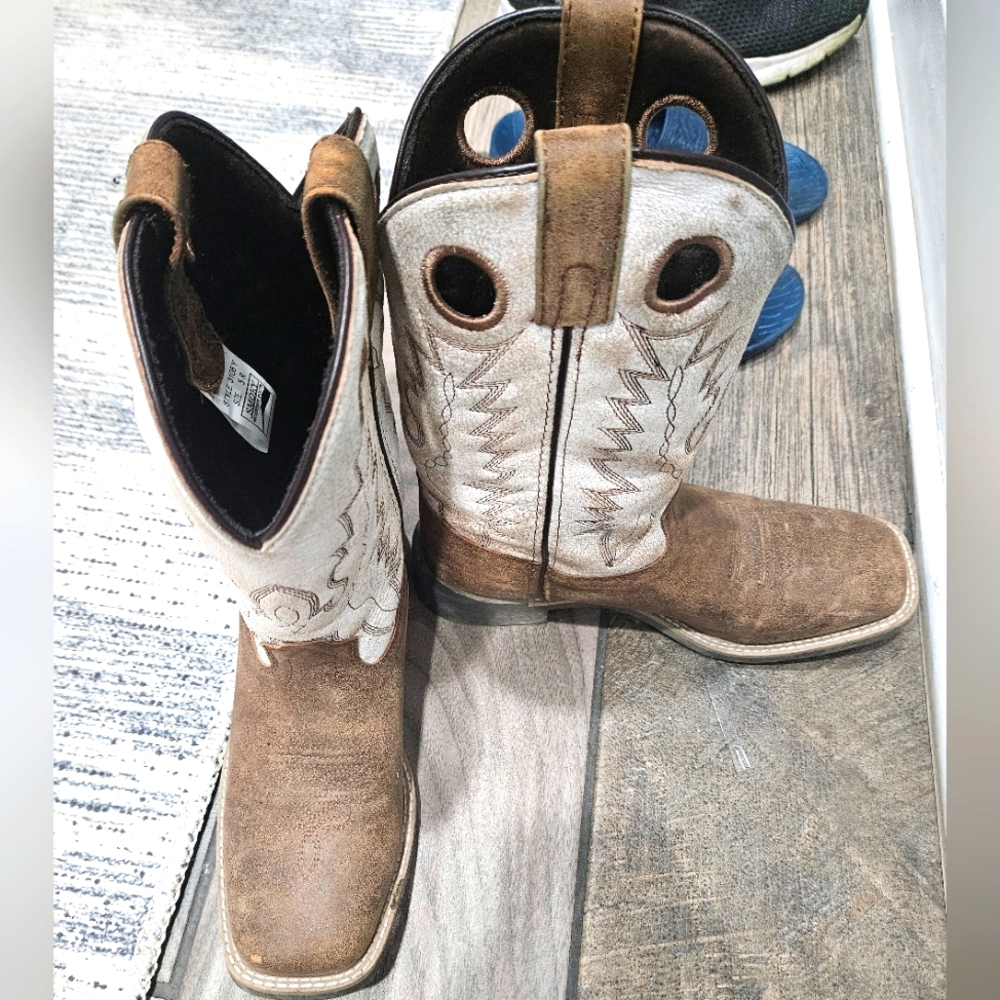Boys boots